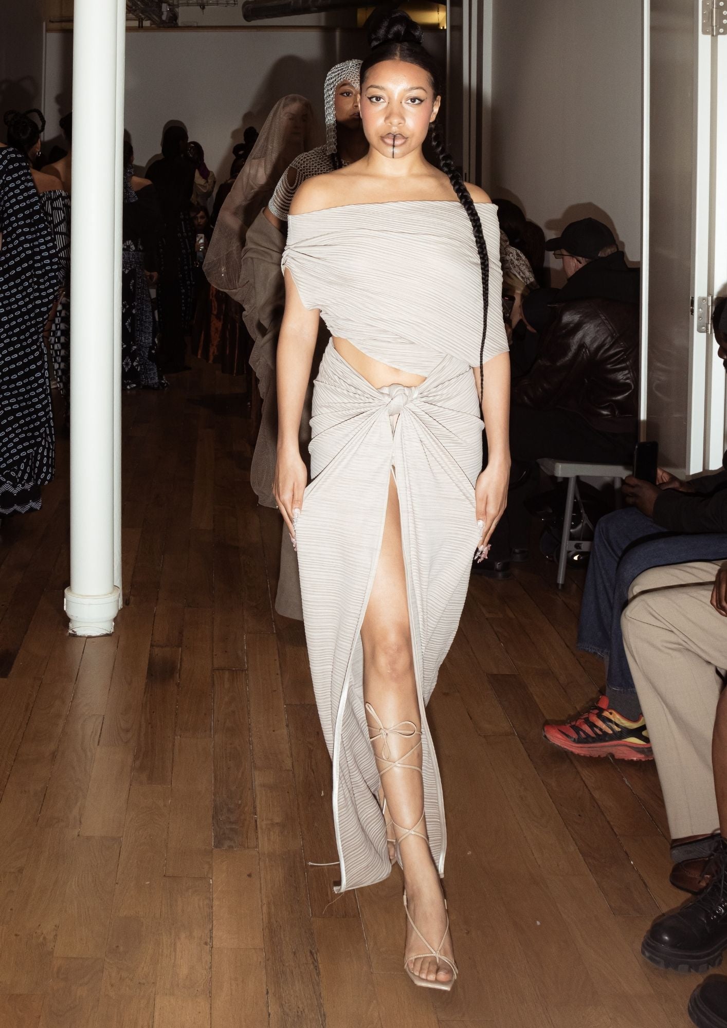 Top drapé asymétrique en jersey plissé