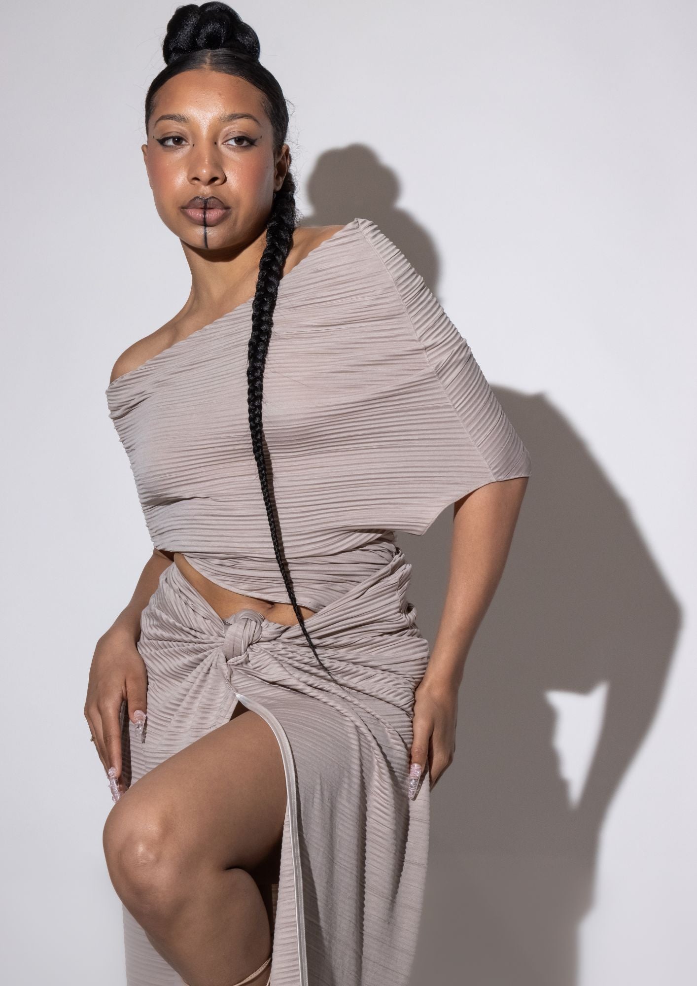 Top drapé asymétrique en jersey plissé